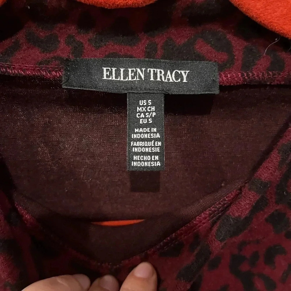 Sweater​ - Picture 2 of 4